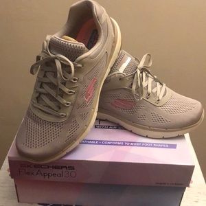Skechers Flex Appeal size 10.. Comes with box